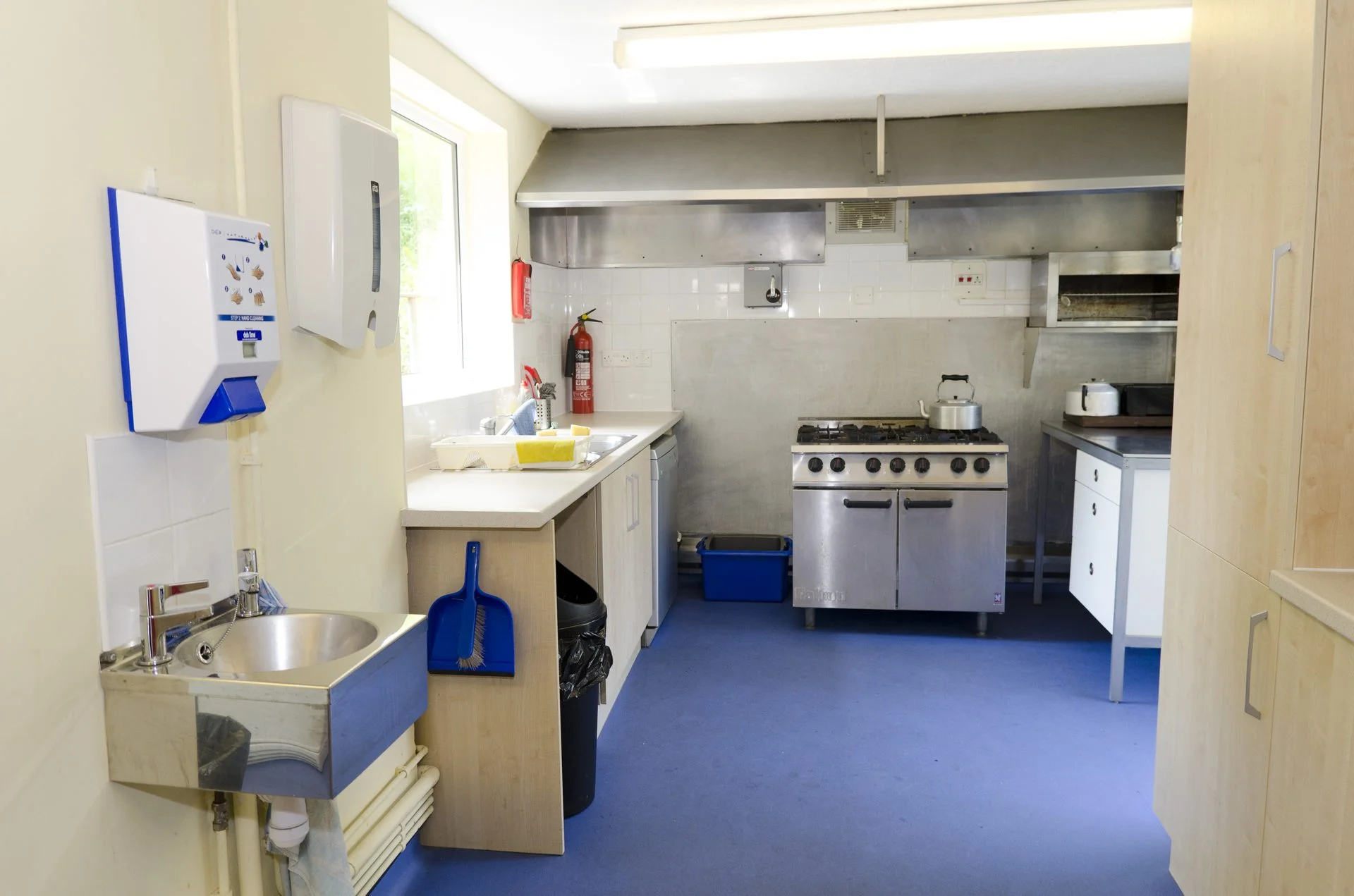 Kitchen preparation space with cooker and microwave