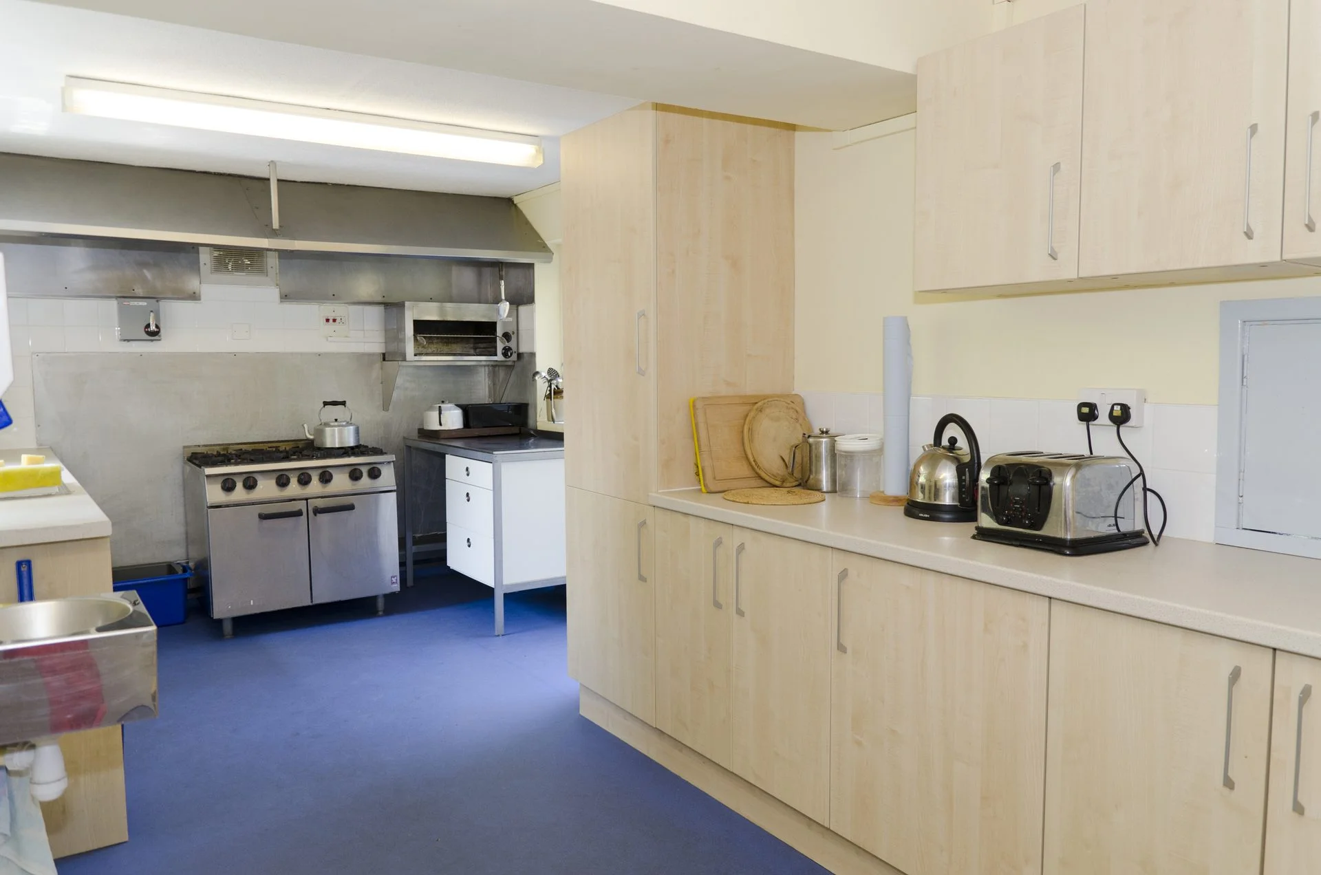 Kitchen cooking equipment and worktop space